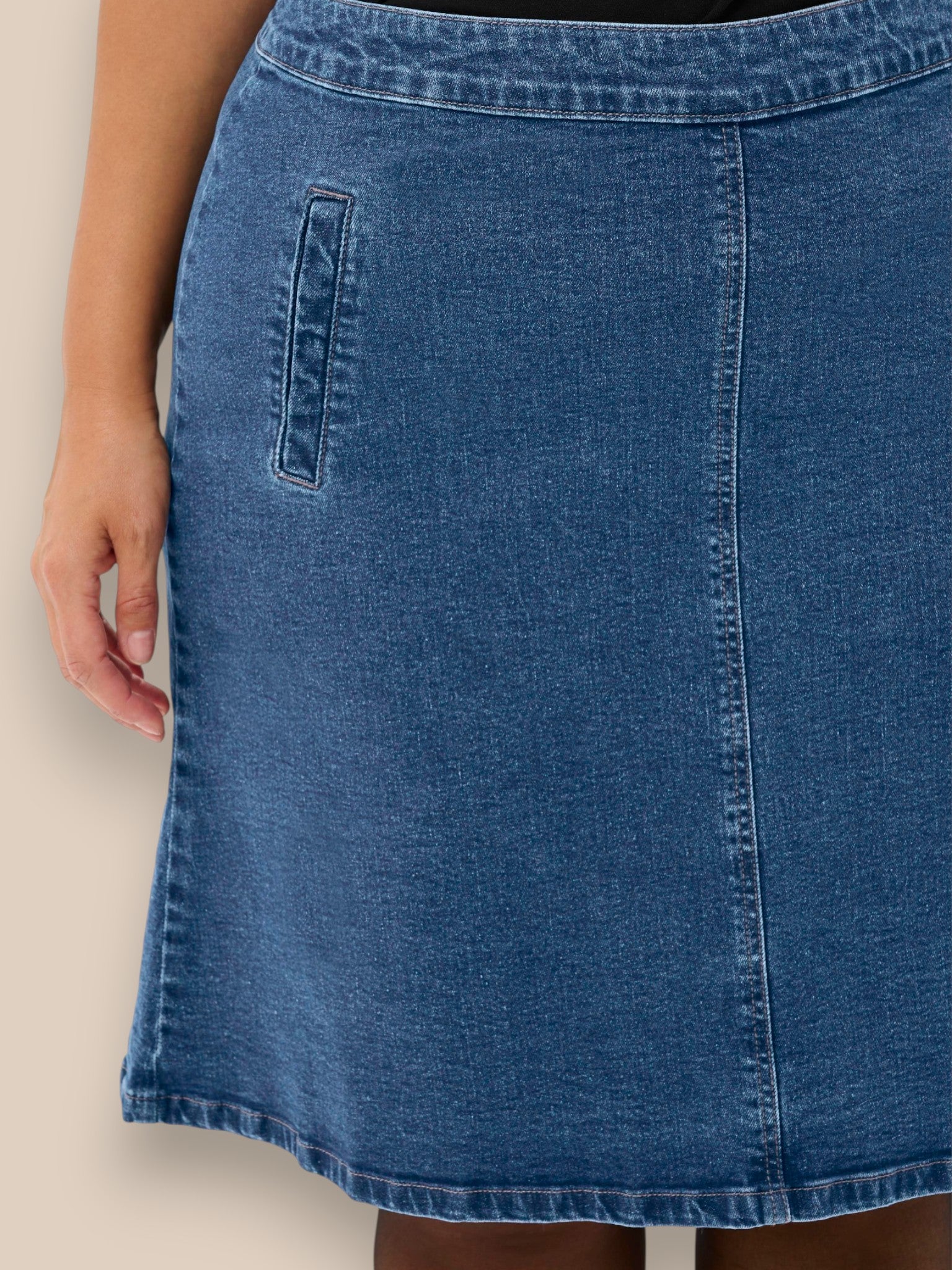 En super cool plus size denim nederdel med lige pasform og let A-form, der skaber et elegant og afslappet look.