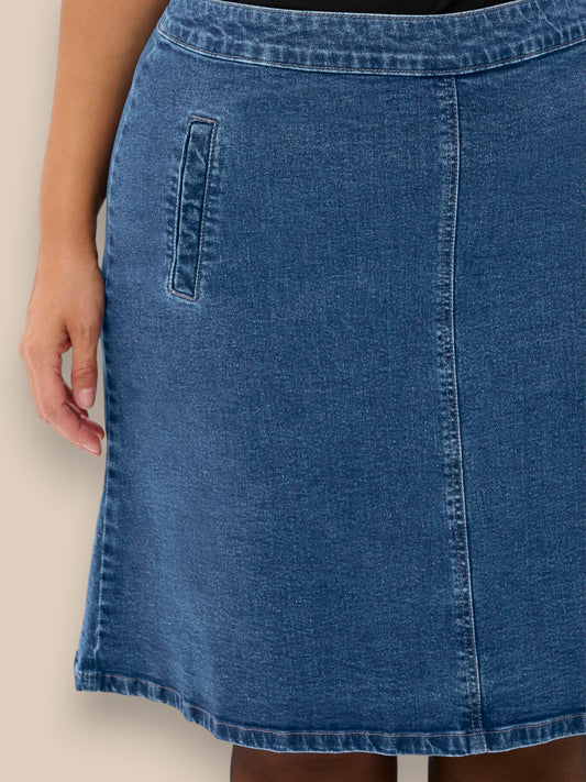 En super cool plus size denim nederdel med lige pasform og let A-form, der skaber et elegant og afslappet look.