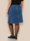 En super cool denim nederdel, til plus size kvinden, med lige pasform og let A-form, der skaber et elegant og afslappet look.