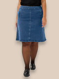 En super cool denim nederdel med lige pasform og let A-form, der skaber et elegant og afslappet look
