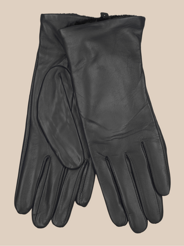 Smart handske i lammeskind. Den er på størrelser, så der er noget for enhver. Denne model findes både i sort og i en smuk cognac.