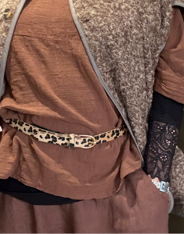 Smart plus size pyntebælte, som let kan være med til at peppe dit outfit op. Det er med leopard print. Det findes i flere længder. 