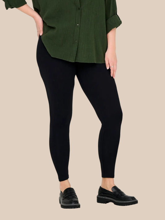 Klassiske plus size leggings i jersey fra Only Carmakoma. Disse kan burges i nær alle sammensætninger, og er en god basis til enhver garderobe. 