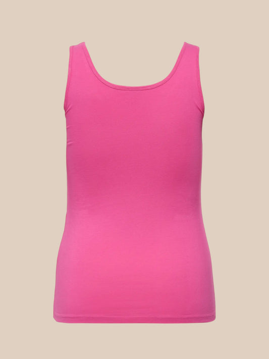 Plus size tank top i en flot farve, som kan være med til at skabe lidt ekstra liv til dit sæt. Her ses den i en flot pink farve.