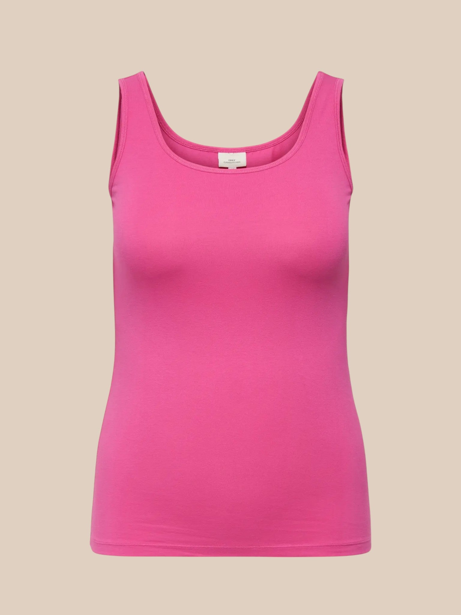 Plus size tank top i en flot farve, som kan være med til at skabe lidt ekstra liv til dit sæt. Her ses den i en flot pink farve.