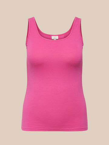 Plus size tank top i en flot farve, som kan være med til at skabe lidt ekstra liv til dit sæt. Her ses den i en flot pink farve.