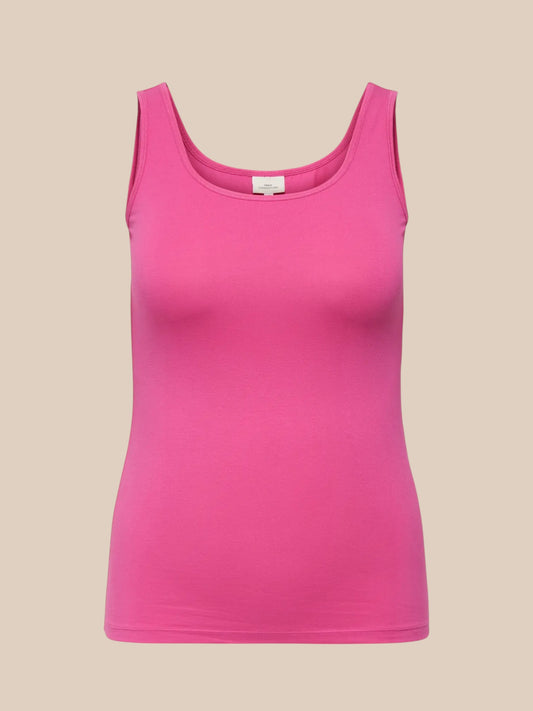 Plus size tank top i en flot farve, som kan være med til at skabe lidt ekstra liv til dit sæt. Her ses den i en flot pink farve.