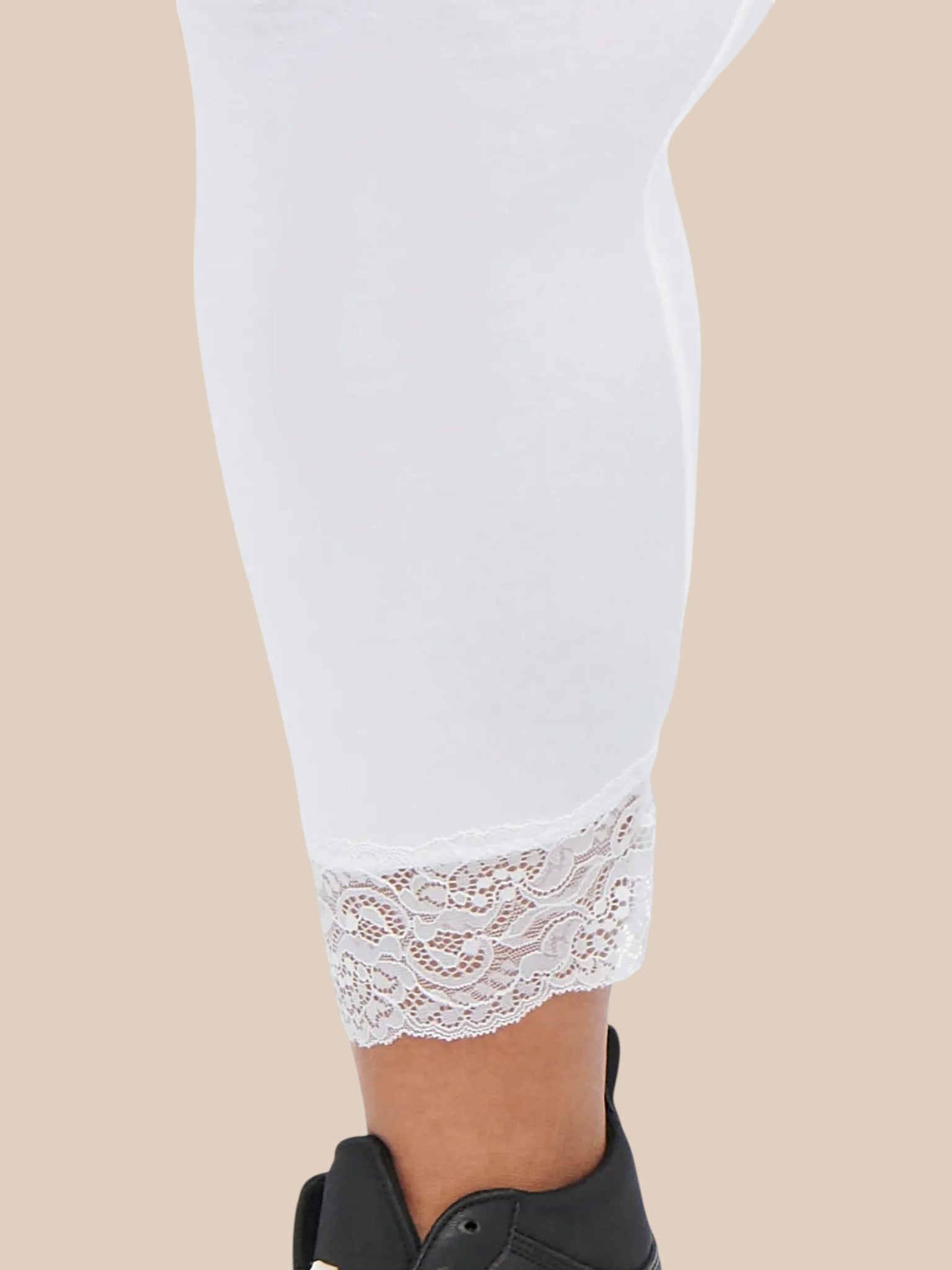 Lækker jersey leggings til plus size kvinder, som ønsker et smart look under kjolen eller tunikaen. De har blonde forneden, hvilket gør dem feminine. 