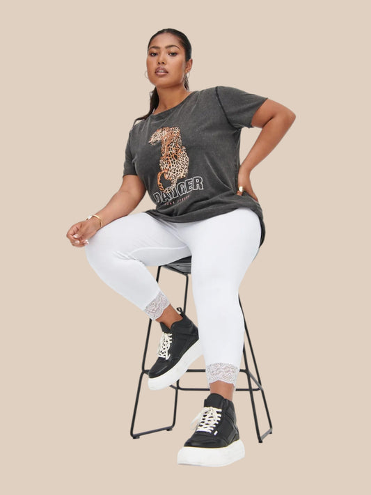 Lækker jersey leggings til plus size kvinder, som ønsker et smart look under kjolen eller tunikaen. De har blonde forneden, hvilket gør dem feminine. 