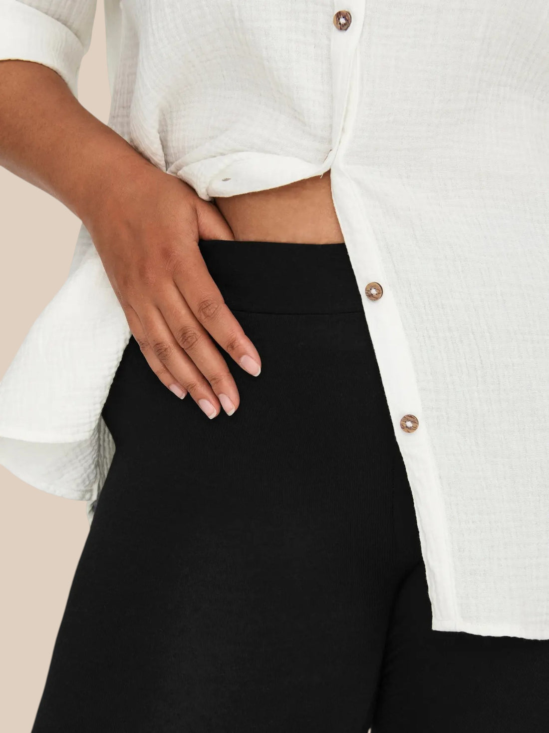Behagelige plus size leggings i piratlængde, hvilket vil sige at de går ca. til midt på skinnebenet - selvfølgelig alt efter hvor høj man er. Dette er en sort style.