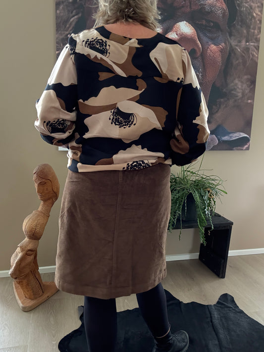 Smart plussize  fløjls kort nederdel fra only carmakoma vinter nederdel i den flotte camel farve,elastik i liv bagpå som gør den flexibel i livvidde.