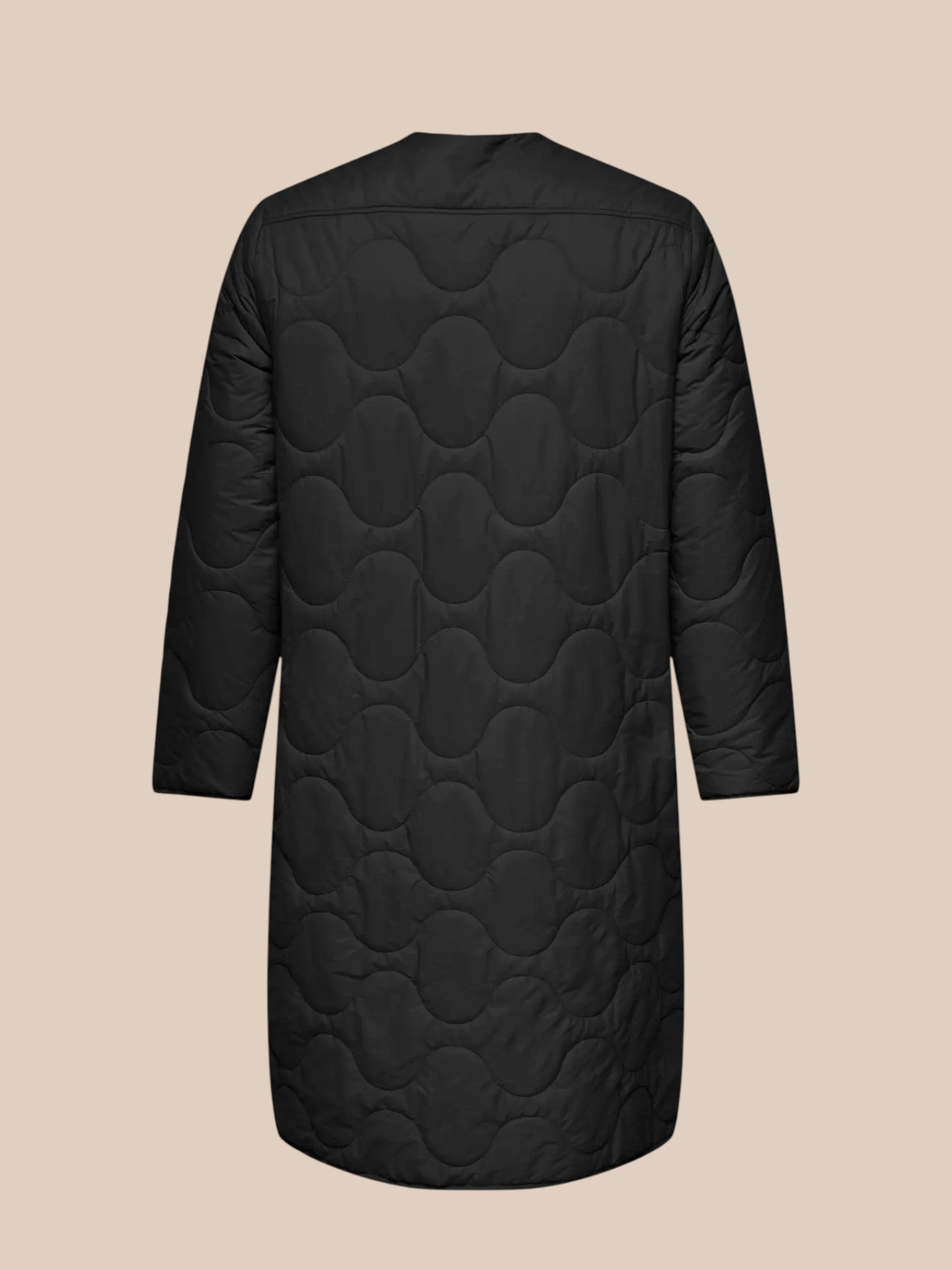 Denne plus size jakke er i en lækker quiltet kvalitet. Den er med lange ærmer og en god længde, som går til ca. lige under knæet. Den har åbne lommer foran og er med knaplukning.