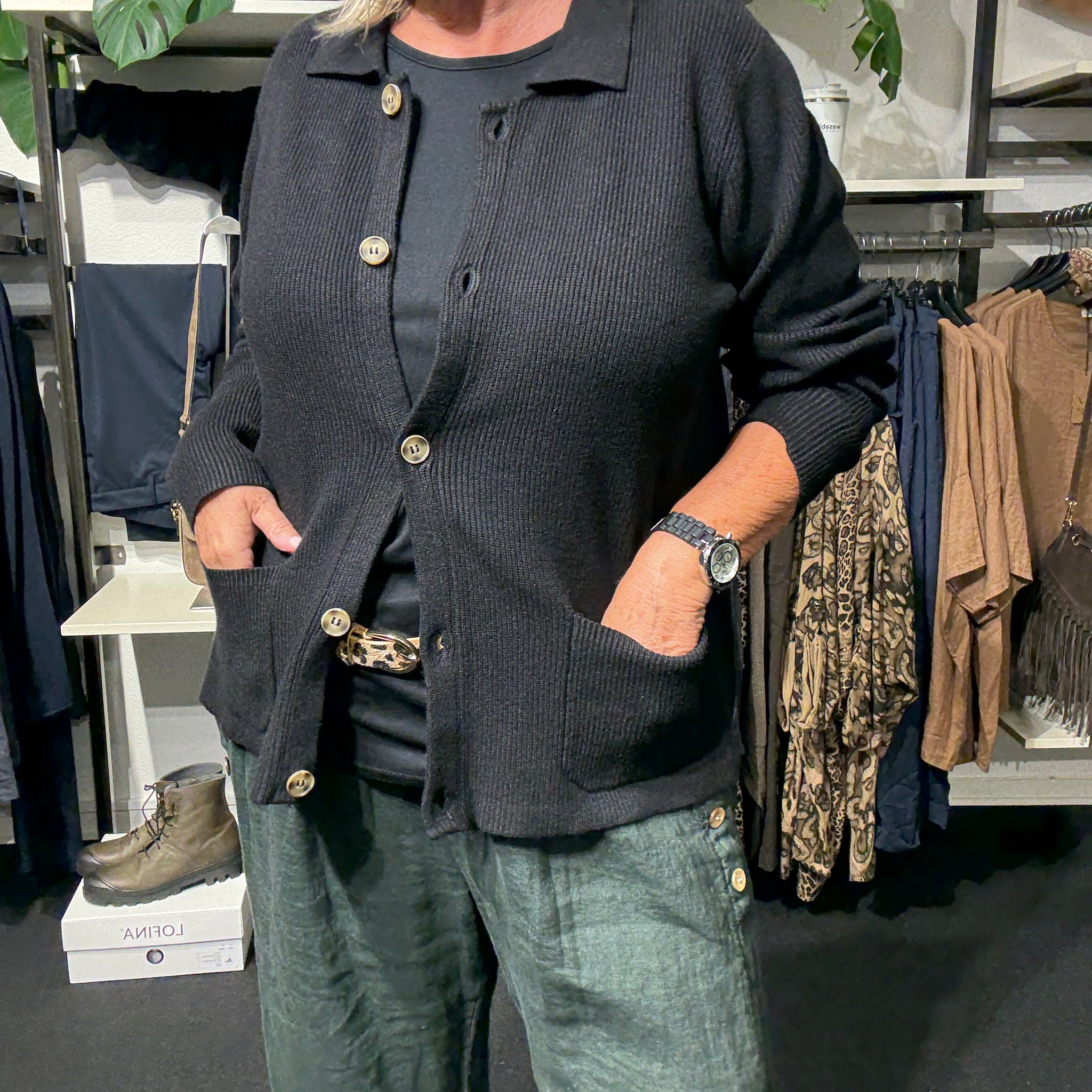 Plus size strik i rib-kvalitet. Blød kvalitet, gennemknappet og med to påsyede lommer foran. Fra wasabi og fås fra str. 42 til 58.