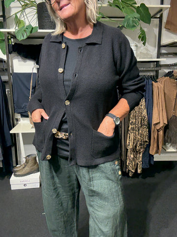 Plus size strik i rib-kvalitet. Blød kvalitet, gennemknappet og med to påsyede lommer foran. Fra wasabi og fås fra str. 42 til 58.