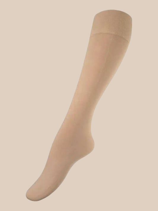 Basis knæstrømpe fra det kendte mærke Festival. Den er med bredt elastik stykke foroven, så den bliver hvor den skal.