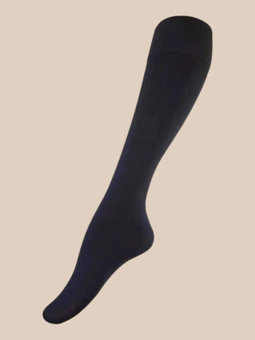 Basis knæstrømpe fra det kendte mærke Festival. Den er med bredt elastik stykke foroven, så den bliver hvor den skal.