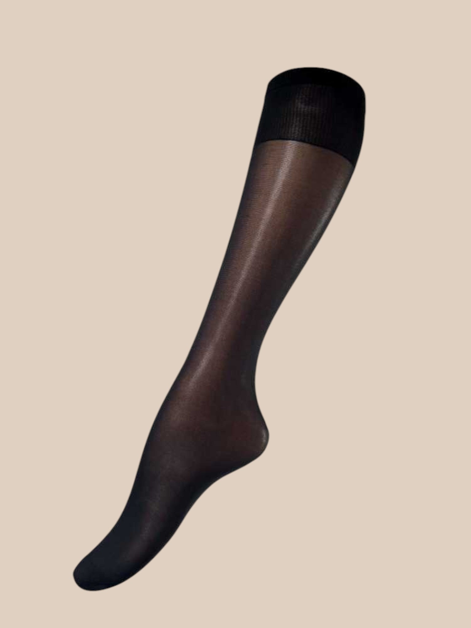 Basic knæstrømper til plus size pigerne. Denne er med et ekstra bred stykke foroven så strømpen bliver hvor den skal.