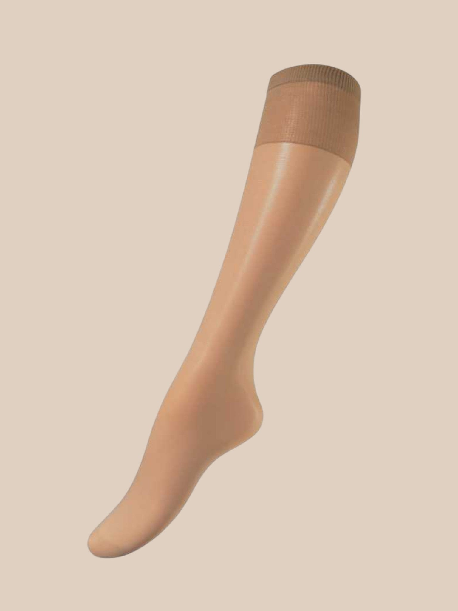 Basic knæstrømper til plus size pigerne. Denne er med et ekstra bred stykke foroven så strømpen bliver hvor den skal.