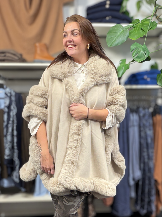 Smuk poncho til plus size kvinden. Den har en rigtig god pris og er en af dem du vil vende tilbage til år efter år.