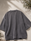 Anderledes t-shirt i en lækker og kraftig bomuldskvalitet. Den er med et box-fit som gør at den er oversize i pasformen. 