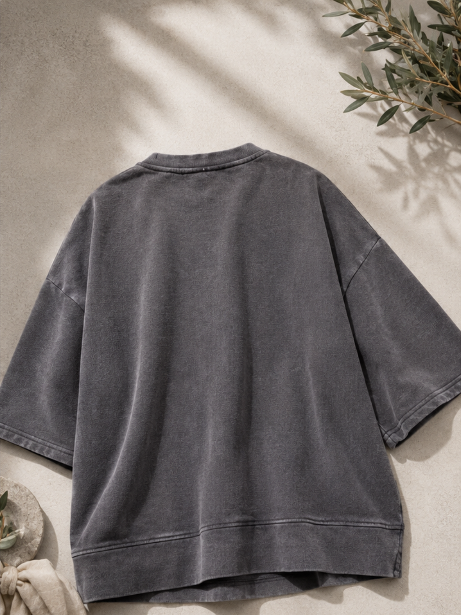 Anderledes t-shirt i en lækker og kraftig bomuldskvalitet. Den er med et box-fit som gør at den er oversize i pasformen. 