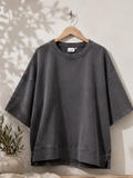 Anderledes t-shirt i en lækker og kraftig bomuldskvalitet. Den er med et box-fit som gør at den er oversize i pasformen. 