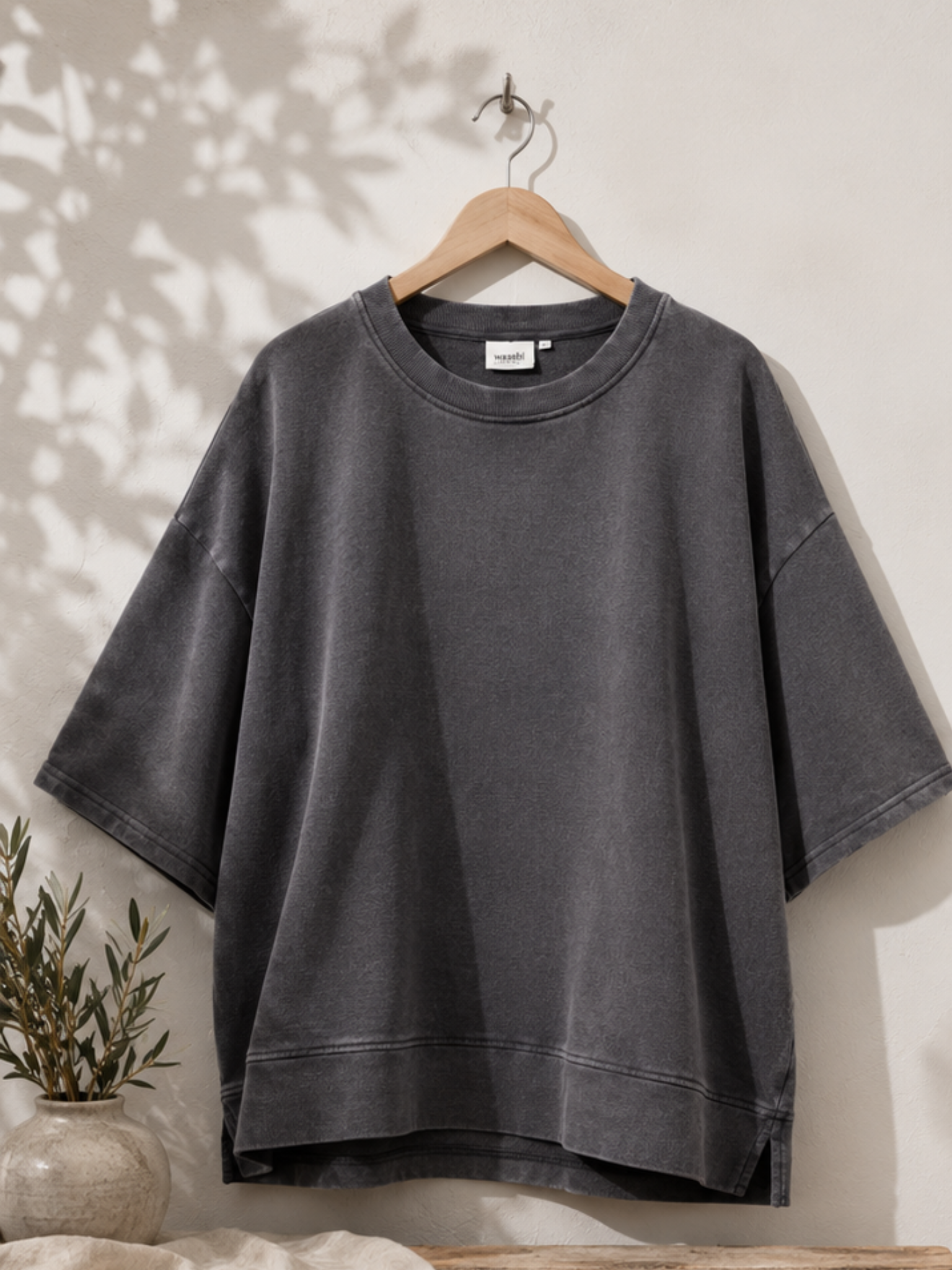 Anderledes t-shirt i en lækker og kraftig bomuldskvalitet. Den er med et box-fit som gør at den er oversize i pasformen. 
