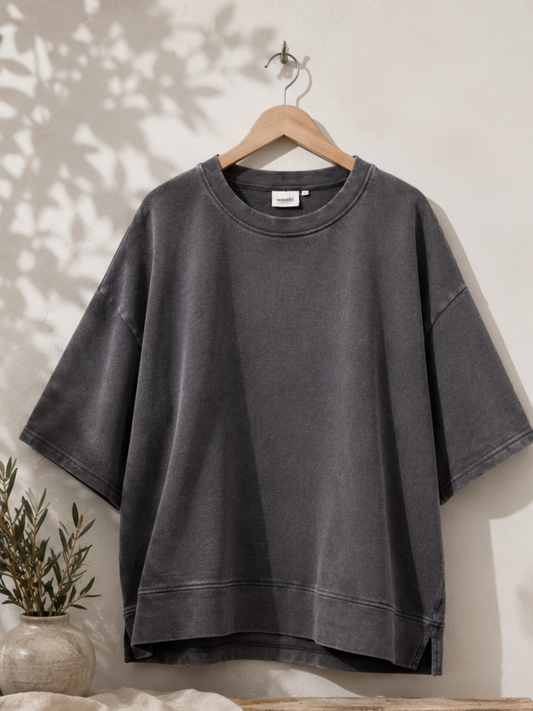 Anderledes t-shirt i en lækker og kraftig bomuldskvalitet. Den er med et box-fit som gør at den er oversize i pasformen. 