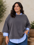 Anderledes t-shirt i en lækker og kraftig bomuldskvalitet. Den er med et box-fit som gør at den er oversize i pasformen.  Perfekt til plus size kvinden der elsker det anderledes. 

Billedet er genereret vha. AI.