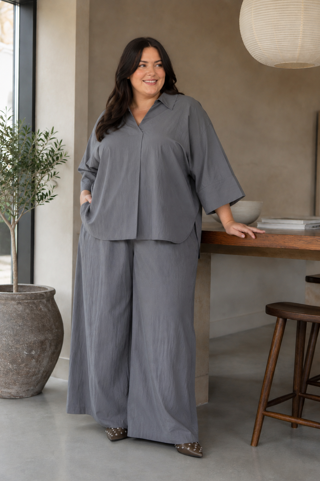 Smart bred plus size buks, som kan bruges til både fest og hverdag. 

Billedet er genereret vha. AI.