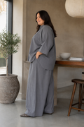 Smart bred plus size buks, som kan bruges til både fest og hverdag. 

Billedet er genereret vha. AI.