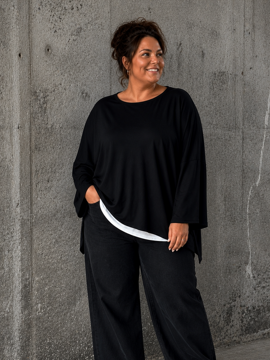 Flot og anderledes bluse som er perfekt til plus size kvinden. Den er onesize, med et dejligt stort brystmål, så der er mange som kan være med.