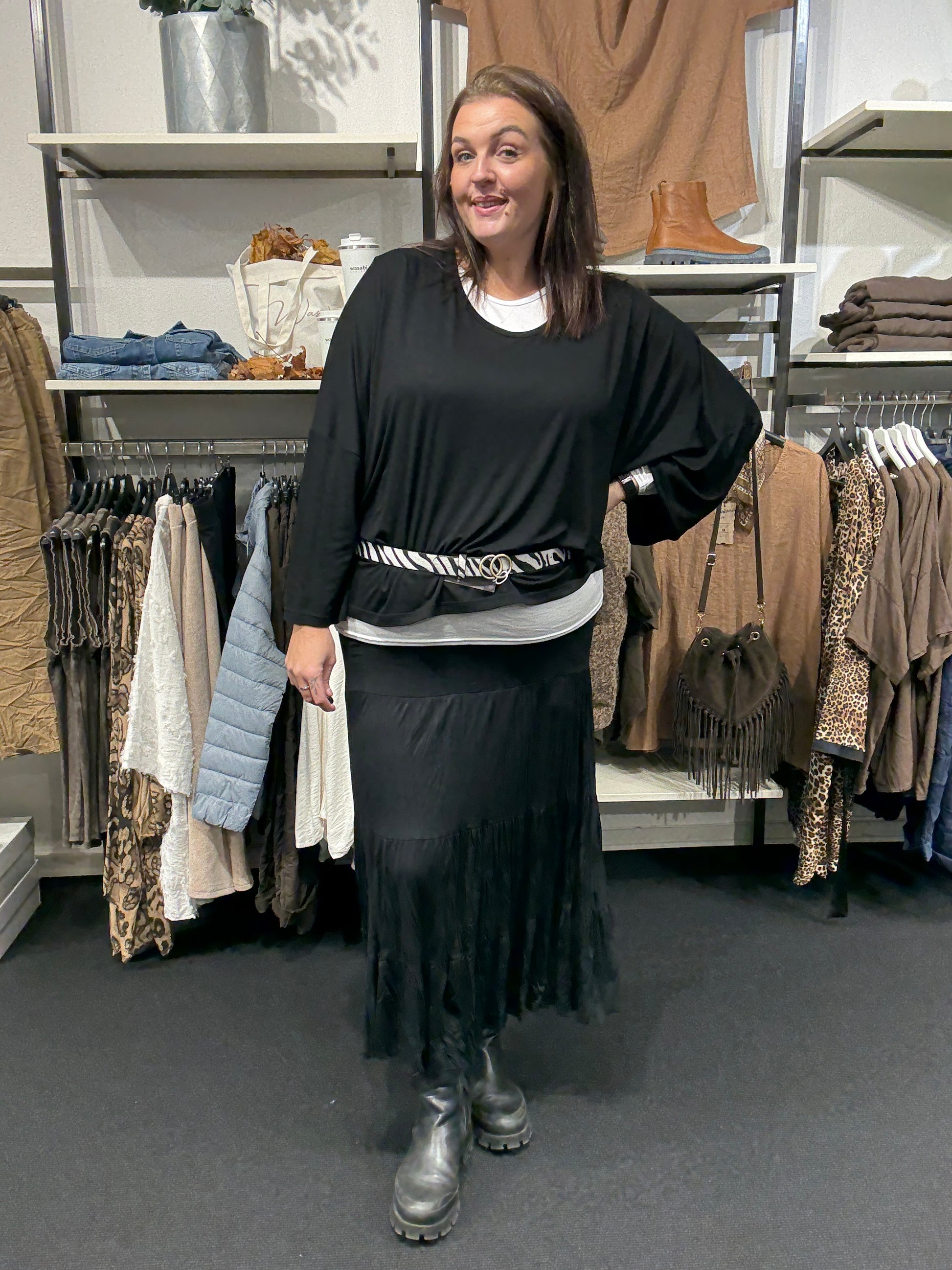 Flot og anderledes bluse som er perfekt til plus size kvinden. Den er onesize, med et dejligt stort brystmål, så der er mange som kan være med.