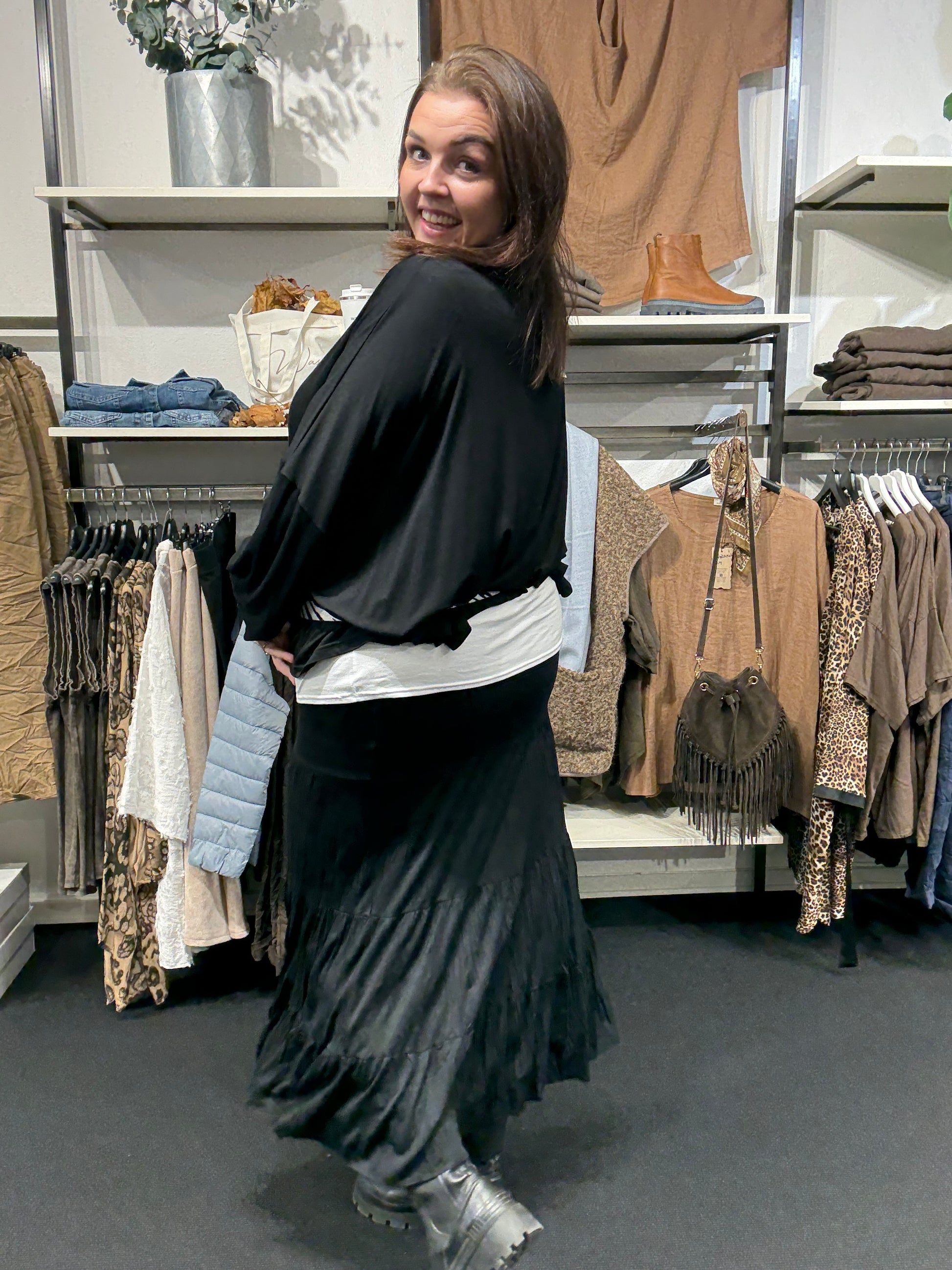 Flot og anderledes bluse som er perfekt til plus size kvinden. Den er onesize, med et dejligt stort brystmål, så der er mange som kan være med.