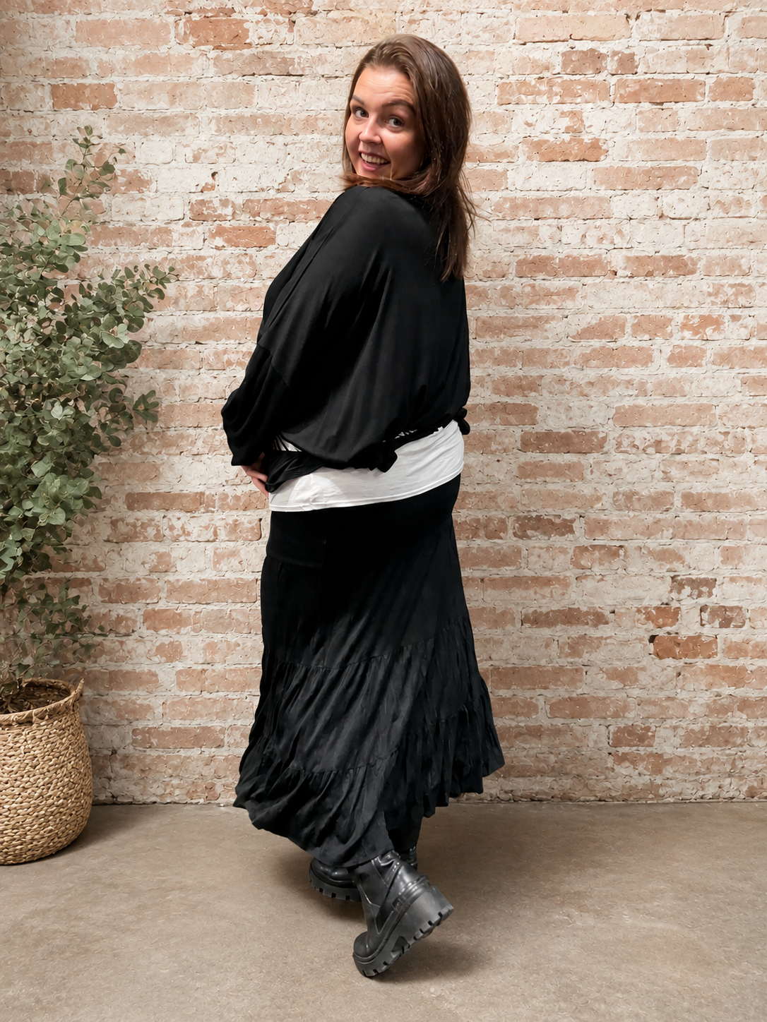 Flot og anderledes bluse som er perfekt til plus size kvinden. Den er onesize, med et dejligt stort brystmål, så der er mange som kan være med.