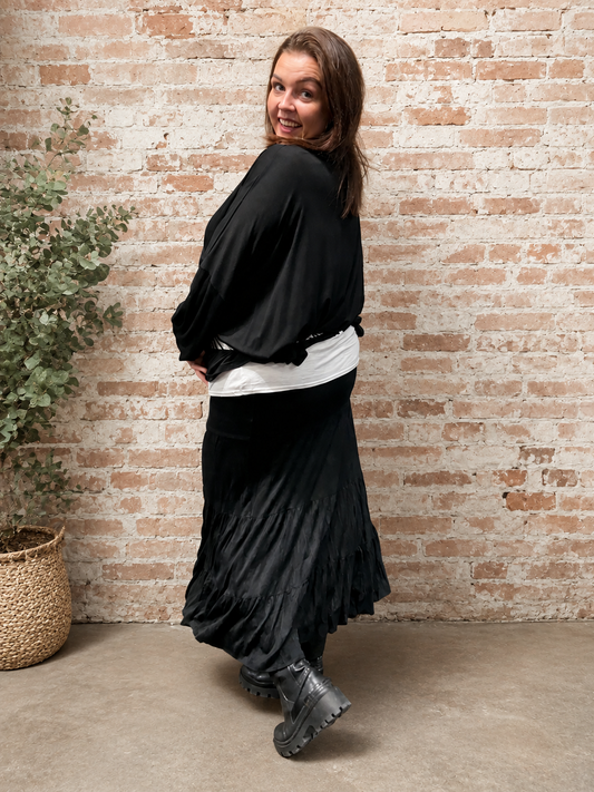Flot og anderledes bluse som er perfekt til plus size kvinden. Den er onesize, med et dejligt stort brystmål, så der er mange som kan være med.