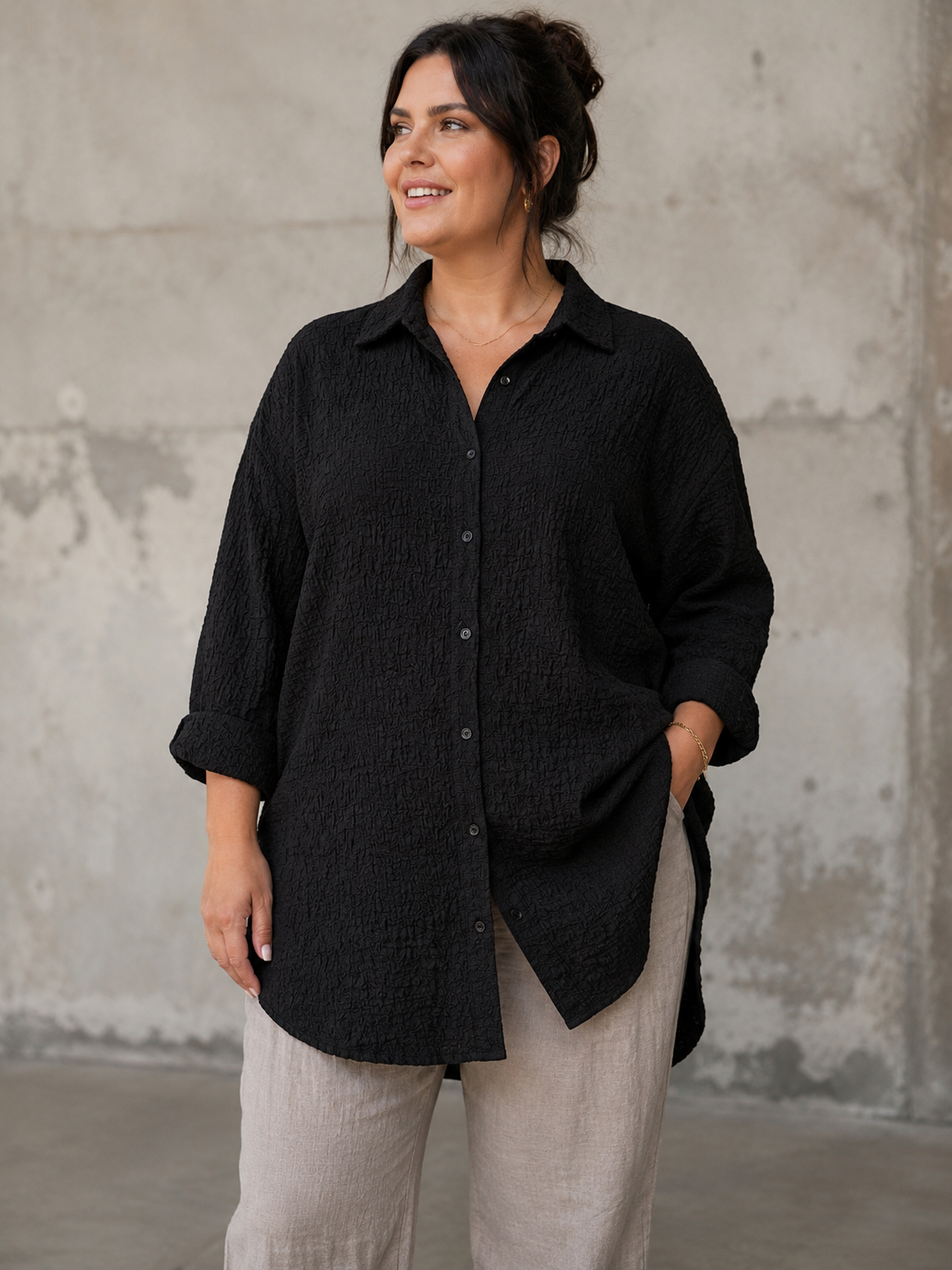 Smart skjorte med flot struktur. Den er perfekt til plus size kvinden som elsker enkle skjorter, men stadig ønsker noget anderledes. 