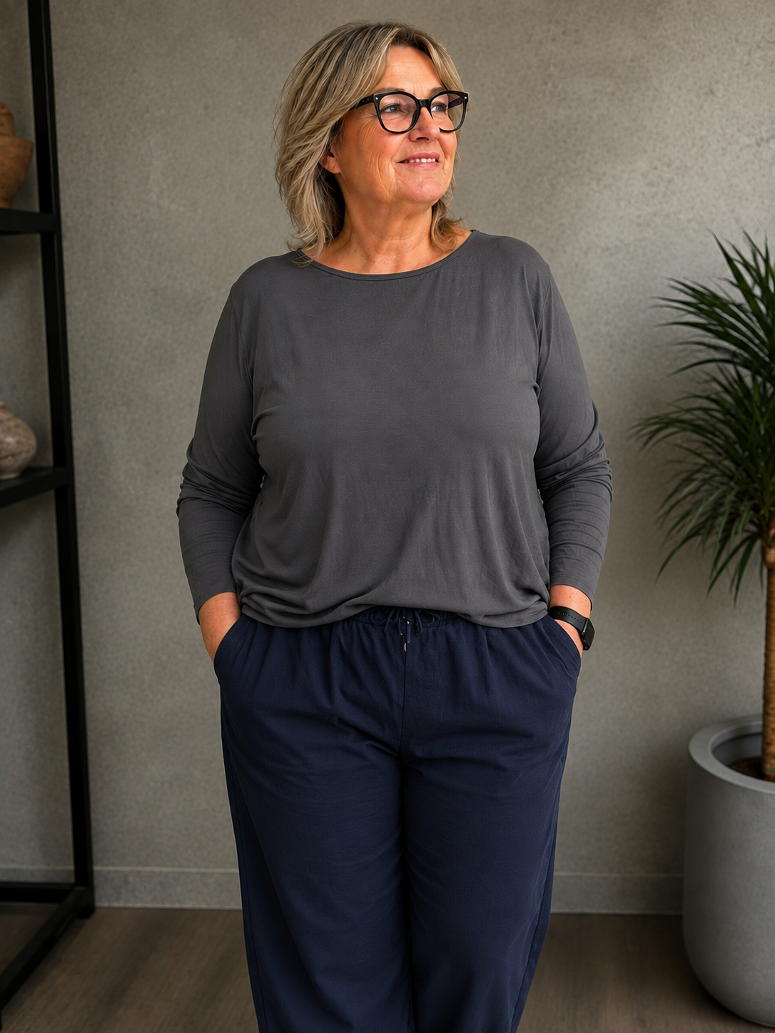 Alli plus size T-shirt med lange ærmer, rund hals og afslappet pasform – perfekt som blød basisbluse under skjorter, strik, veste og jakker.
Billed er Ai generet.