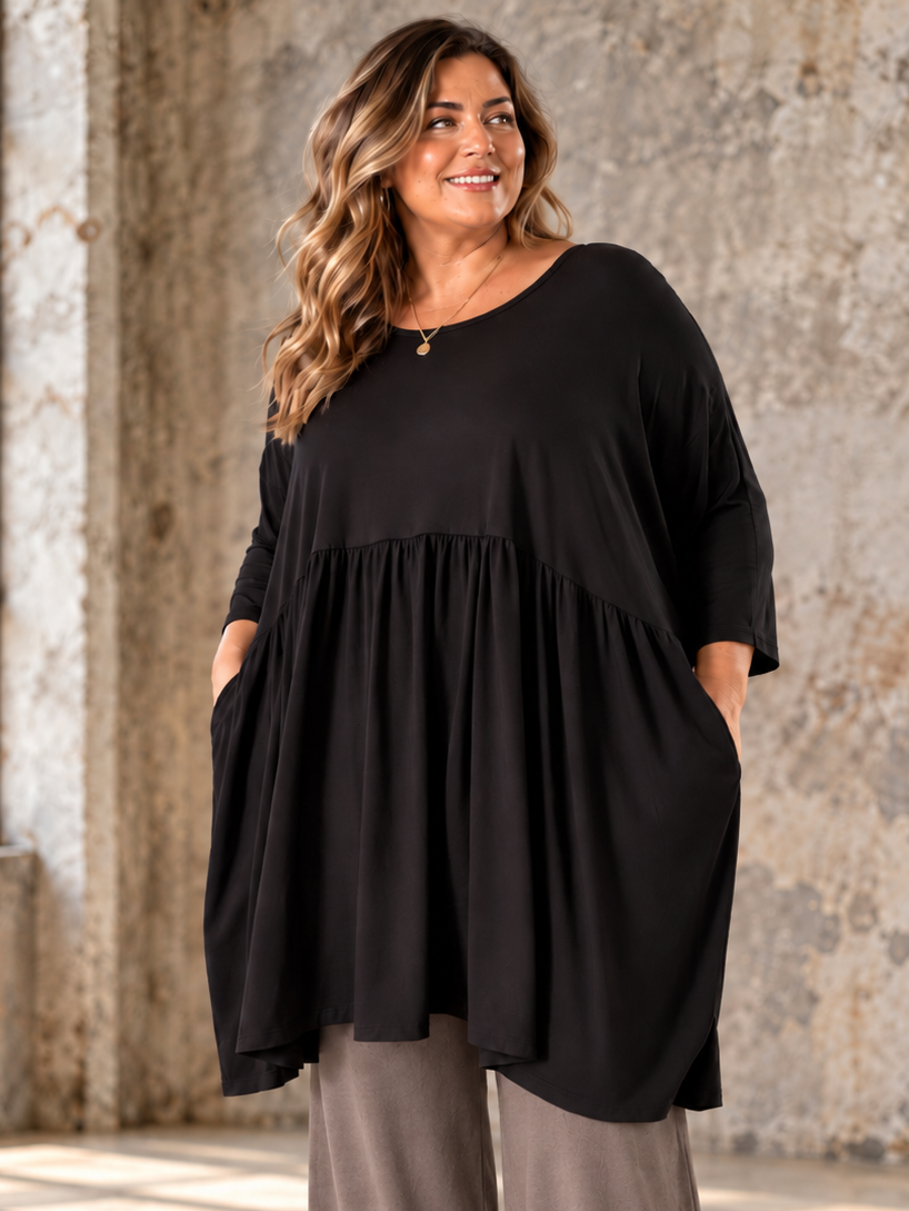 Anja jersey tunika i plus size med en smart og afslappet facon. Den bløde jersey giver god komfort og et flot fald. En skøn tunika, der er nem at style med både leggings og bukser. Billedet er AI-genereret.