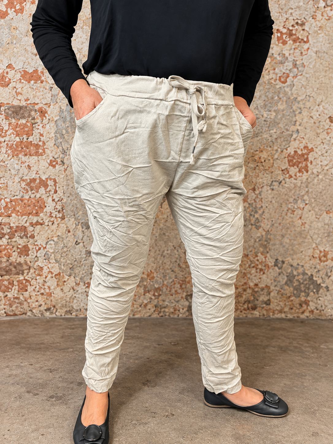Anna huggebuks smal i ben men med go plads over mave findes i mange farver plussize