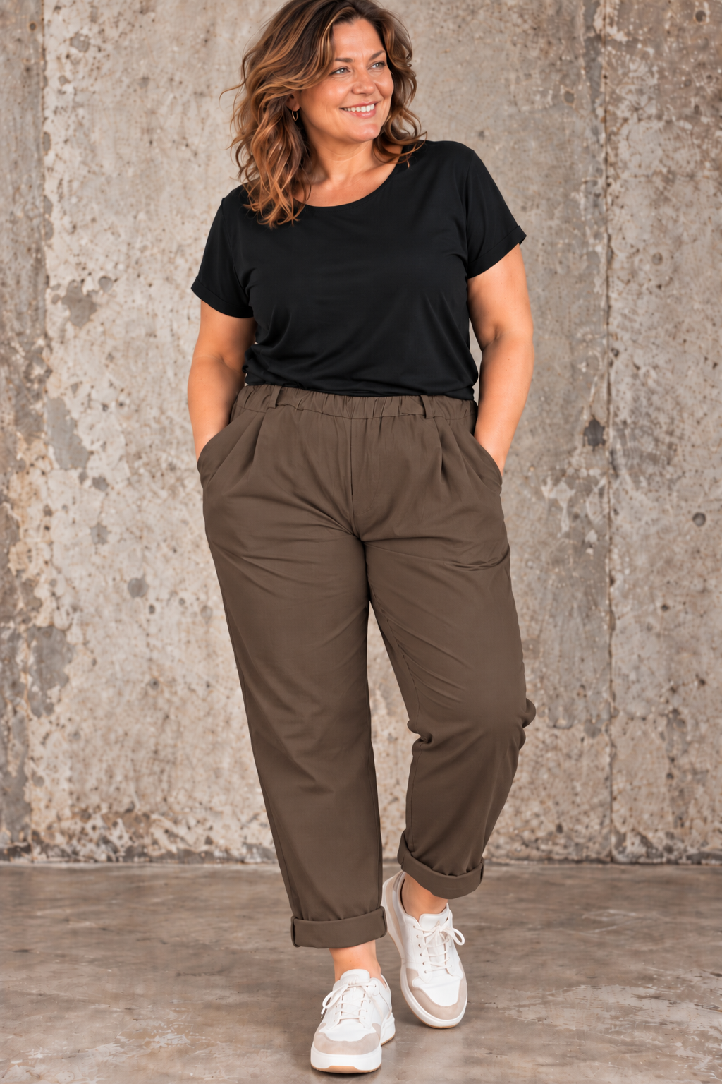 **SEO alt-tekst:**

Anni plussize buks med elastik i taljen og praktiske sidelommer, vist på curvy model. Billedet er AI-genereret.
