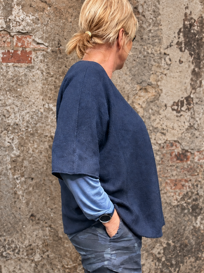 Assi plussize strik pullover som findes i flere forskellig farver Vhals og med kort ærme.