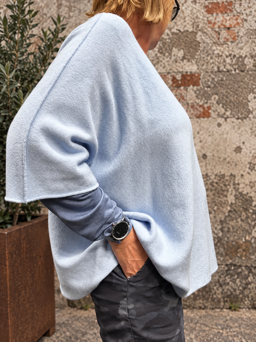 Assi plussize strik pullover som findes i flere forskellig farver Vhals og med kort ærme.