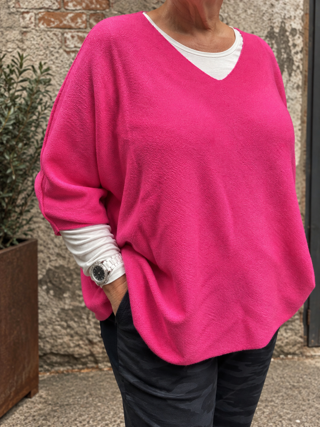Assi plussize strik pullover som findes i flere forskellig farver Vhals og med kort ærme.