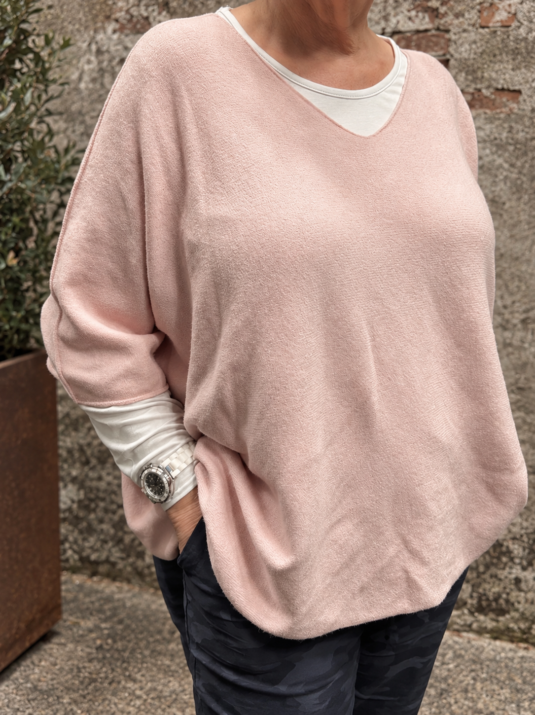Assi plussize strik pullover som findes i flere forskellig farver Vhals og med kort ærme.
