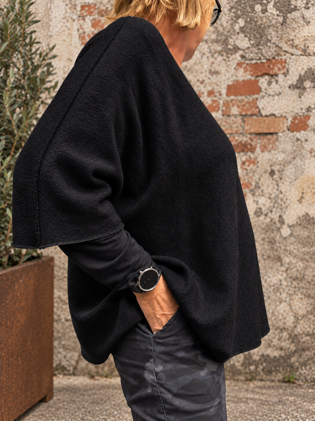Assi plussize strik pullover som findes i flere forskellig farver Vhals og med kort ærme.