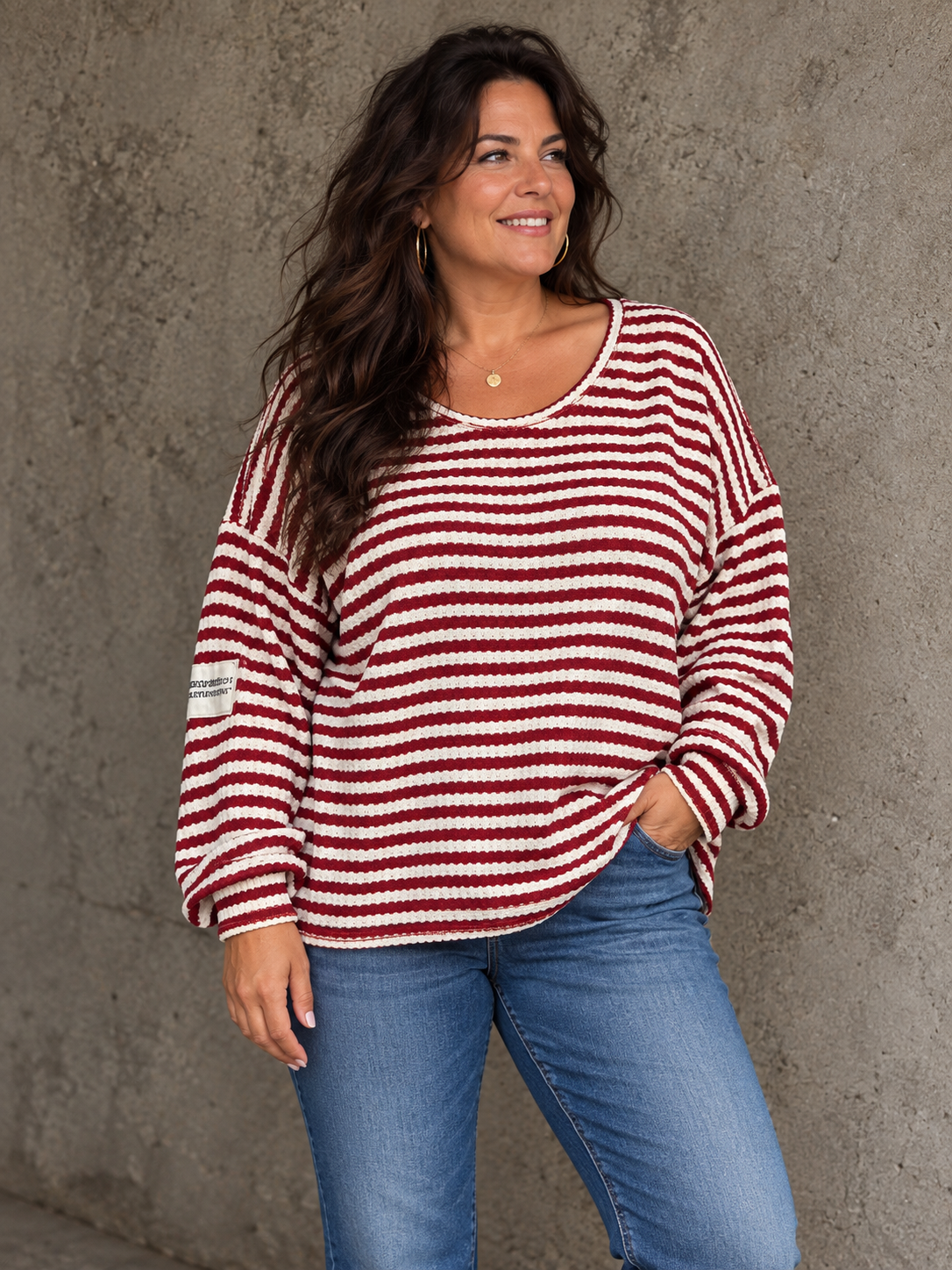 Lækker strik til plus size kvinden, som godt kan lide en let strik med flot struktur. Den har en lille mærke på ærmet, som er en fin detalje. 