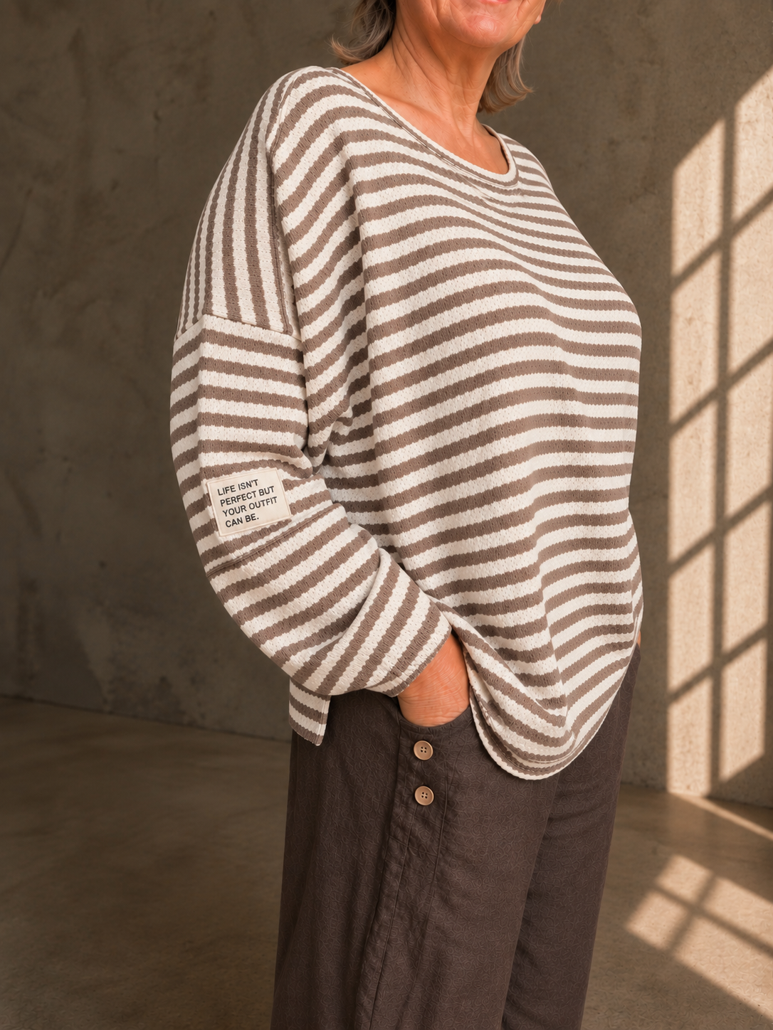 Lækker strik til plus size kvinden, som godt kan lide en let strik med flot struktur. Den har en lille mærke på ærmet, som er en fin detalje. 