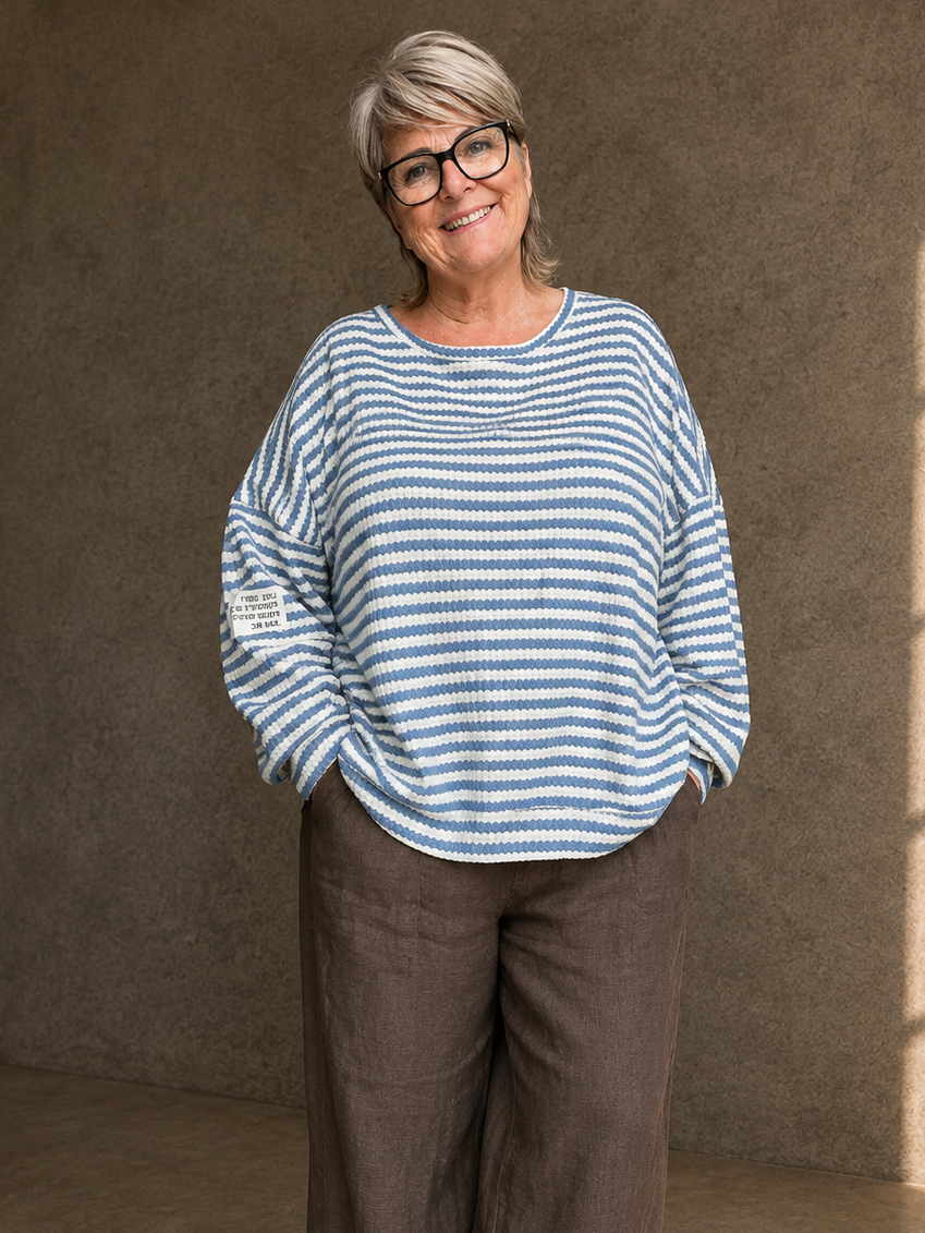 Lækker strik til plus size kvinden, som godt kan lide en let strik med flot struktur. Den har en lille mærke på ærmet, som er en fin detalje. 
