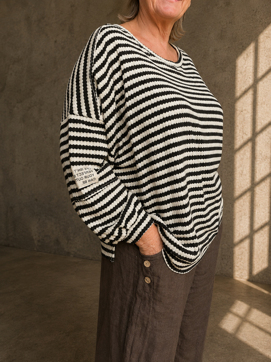 Lækker strik til plus size kvinden, som godt kan lide en let strik med flot struktur. Den har en lille mærke på ærmet, som er en fin detalje. 
